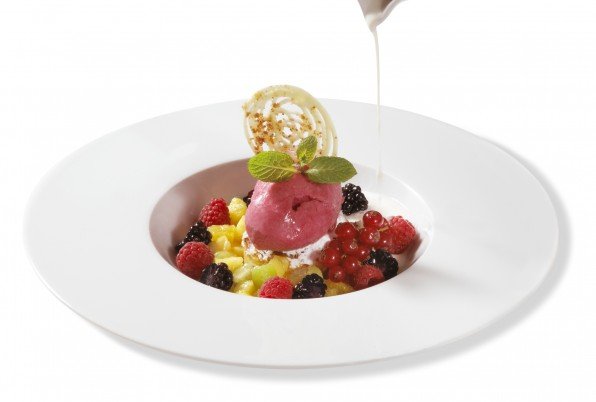 Esponjós de xocolata blanca. gelat de préssec d'aigua, fruites tropicals i llet de coco.