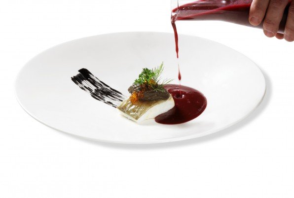 Refrescant gaspatxo de cireres, quenelle d'olivada, melós de bacallà Skrei i aromes de Jardón.