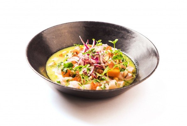 Reig tractada com un ceviche, rocoto llimona de pica, fi puré de moniato rostit i cruixent de pista.