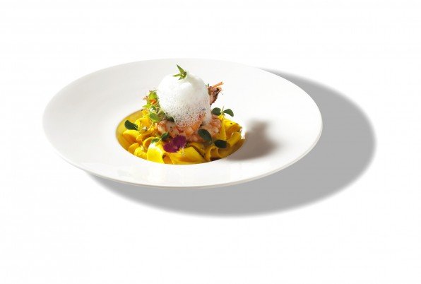 Parpadelle amb matisos de marisc aire de parmesà i safrà.