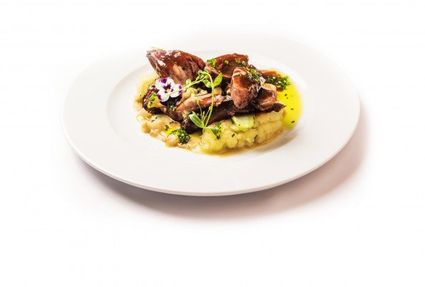 Tendre i sucós tall de bou francès Onglet, pak choy rostit, escalunyes glacejades, parmentier, reducció de suc de carn a el porto i salsa perigordini foie i tòfona.