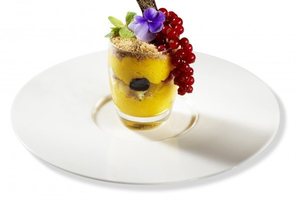 Refreshing mango “Etage” finished as a mousse, thin sheets of chocolate and exotic fruit.