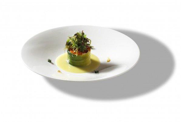 Cantabrian spider crab wrapped in leek leaves, garlic shrimp, salmon roe, in combination with refreshing Vichyssoise and lemon grass.