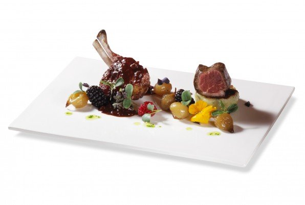 Carre y lomo de cordero ternasco marcado a la piedra, su fondo con frutos rojos, crocante de patata, esencias de tomillo, cebollitas glaseadas y moras silvestres.