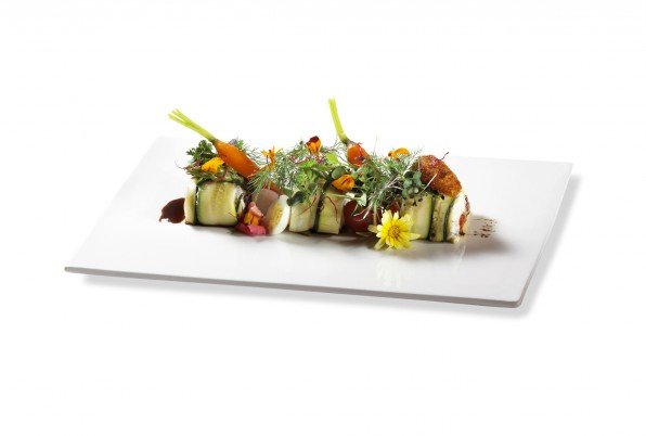 Composición de verduras del huerto y ricotta, esencias aromáticas del bosque, textura de guisantes, bikini de berenjena y emulsión de huancaína.